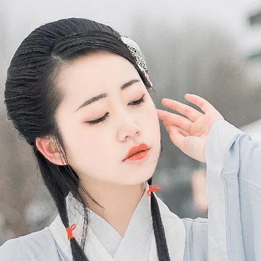 白衣素雪帶傘女生頭像，唯美古風(fēng)真人頭像