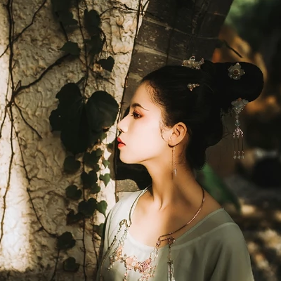 嬌艷帶折扇女生頭像，唯美古風(fēng)真人頭像