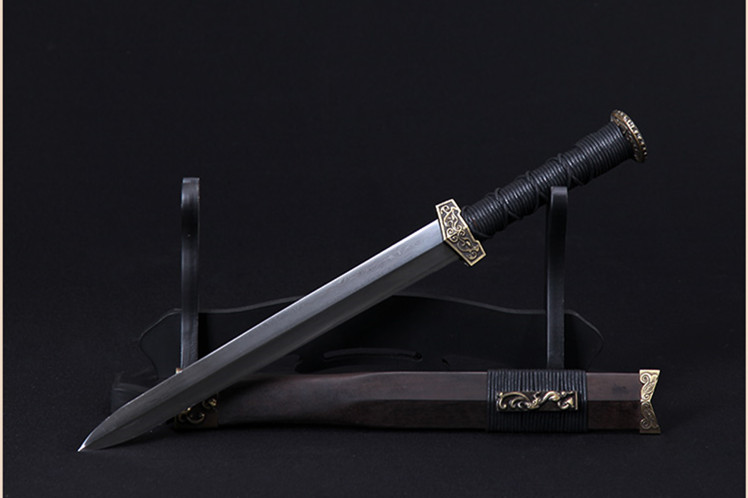 劍氣凌然龍泉小漢劍短劍，四面花紋鋼冷兵器