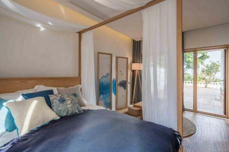 原木風情的青島民宿，聽大海的聲音