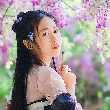 高貴氣質(zhì)紫藤女生頭像，唯美古風真人頭像