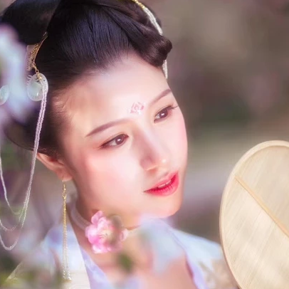 繁花浪漫帶團(tuán)扇女生頭像，唯美古風(fēng)真人頭像