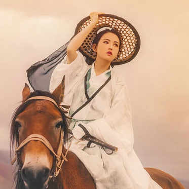 瀟灑騎馬女生頭像，唯美古風真人頭像