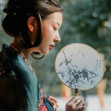 青玉暗紅裙帶團(tuán)扇頭像，唯美古風(fēng)女子頭像