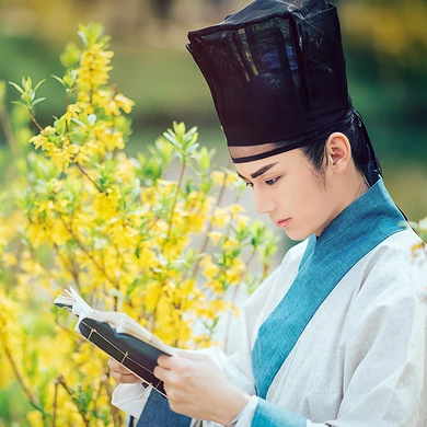 書生賞花游玩男生頭像，唯美古風真人頭像