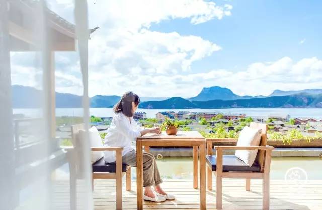 瀘沽湖新中式風(fēng)格民宿，等風(fēng)·半山