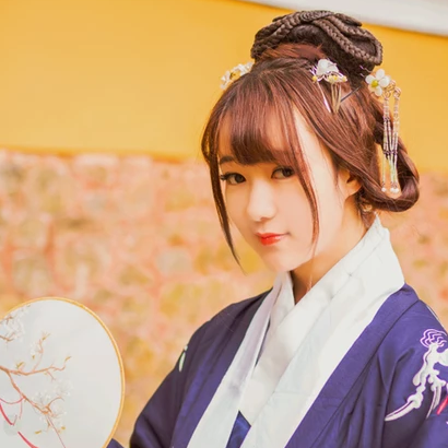 金黃銀杏帶團(tuán)扇女生頭像，唯美古風(fēng)真人頭像