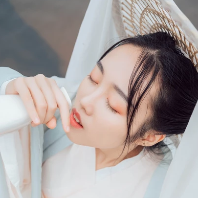 白衣俠客喝酒女生頭像，唯美古風(fēng)真人頭像