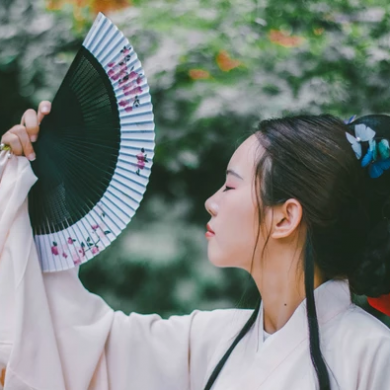 白衣帶折扇女生頭像，唯美古風(fēng)真人頭像