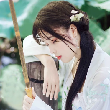 荷塘邊帶傘女生頭像，唯美古風真人頭像