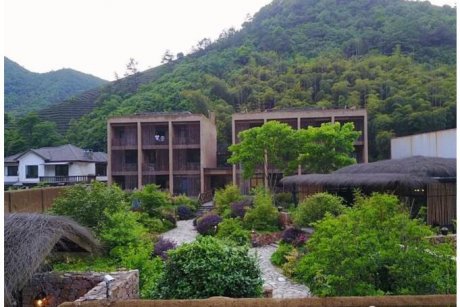 莫干山遙遠(yuǎn)的山民宿，溪聲不絕耳山色不離門