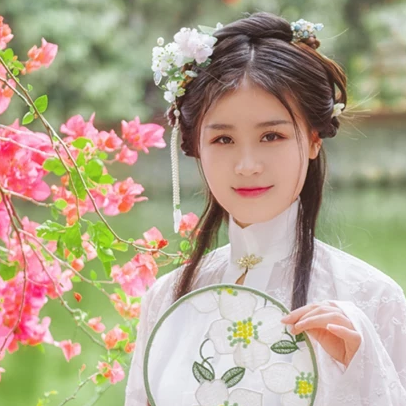 繁花盛開帶團扇女生頭像，唯美古風真人頭像
