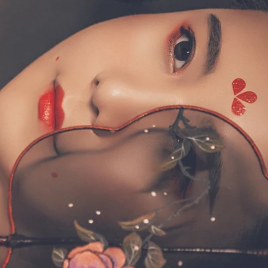 嬌艷帶團扇紅衣女生頭像，唯美古風真人頭像