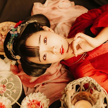 妖艷紅衣女生頭像，唯美古風真人頭像