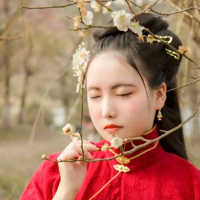 紅衣持團扇女生頭像，唯美古風真人頭像