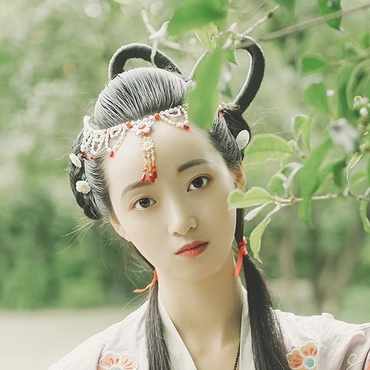 秋庭帶團扇女生頭像，唯美古風(fēng)真人頭像