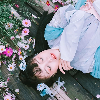 花叢中女生頭像，唯美古風(fēng)真人頭像