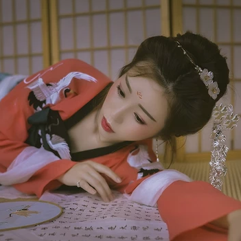 傷感喝酒女生頭像，唯美古風真人頭像