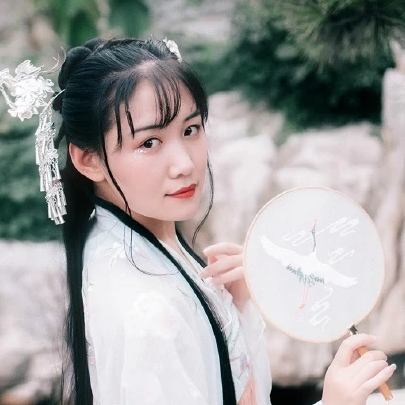 淡粉色帶團扇女子頭像，唯美古風真人頭像