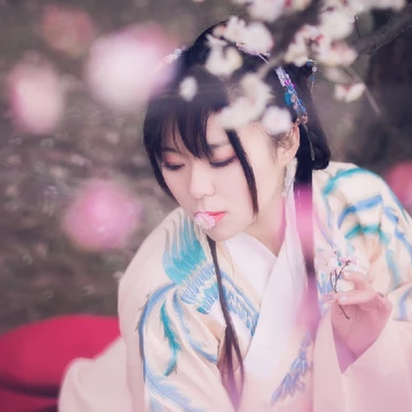 漫天桃花帶折扇女生頭像，唯美古風(fēng)真人頭像