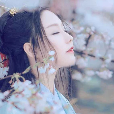 淡雅櫻花帶折扇女生頭像，唯美古風(fēng)真人頭像
