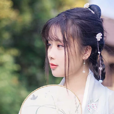 淡雅帶團(tuán)扇女生頭像，唯美古風(fēng)真人頭像