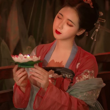 紅紗帶團(tuán)扇女生頭像，唯美古風(fēng)真人頭像