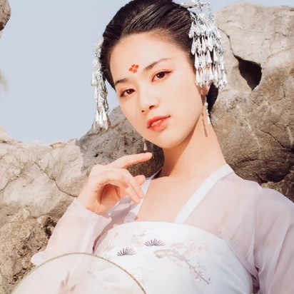 淡雅紅妝帶團扇女生頭像，唯美古風(fēng)真人頭像