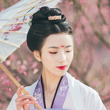 桃林探春帶傘女生頭像，唯美古風真人頭像