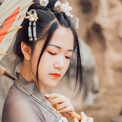 暮秋山行帶傘女生頭像，唯美古風(fēng)真人頭像