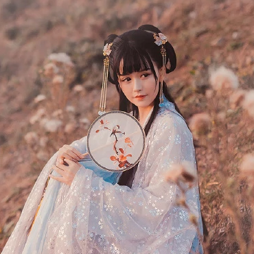 古典優(yōu)雅帶團扇女生頭像，唯美古風(fēng)真人頭像