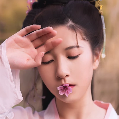 桃花粉黛帶傘女生頭像，唯美古風真人頭像