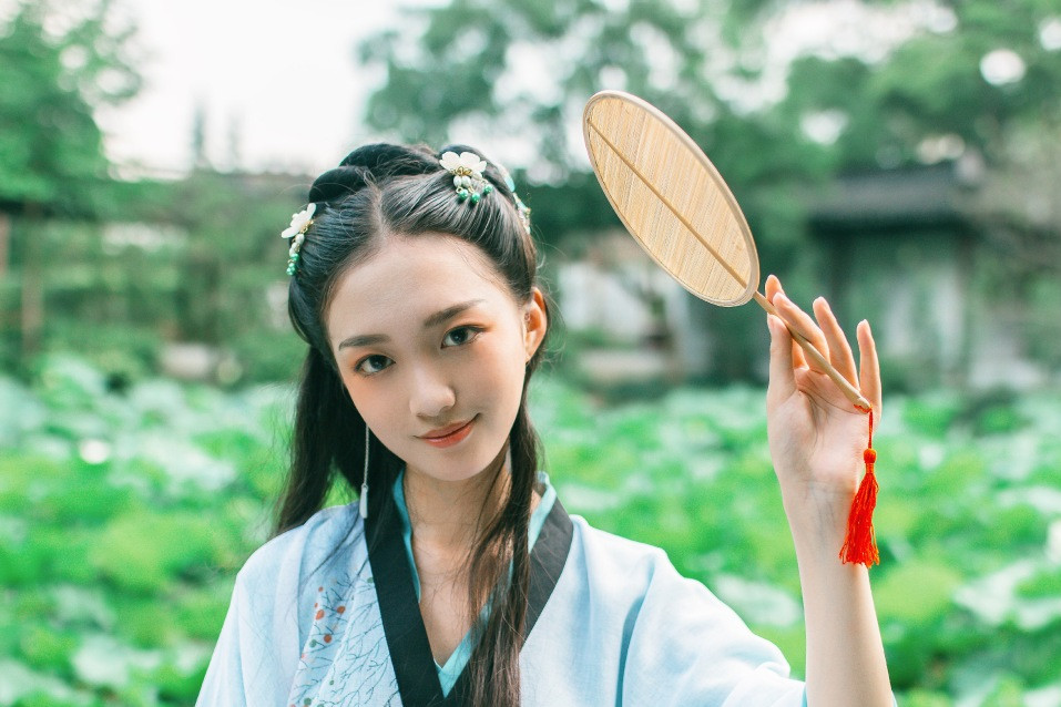 清荷滿塘綠衣小姑娘古風(fēng)頭像，愜意唯美女生頭