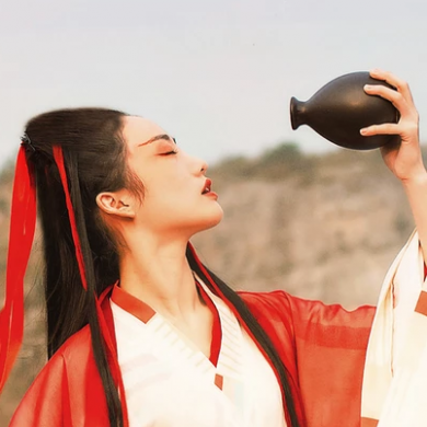 紅衣女子霸氣喝酒頭像，唯美古風(fēng)真人頭像