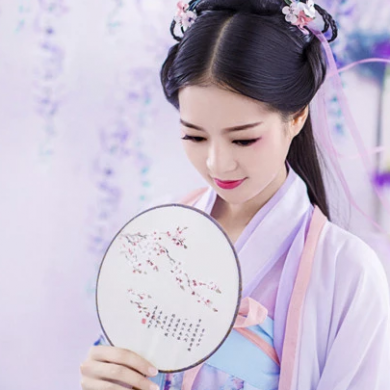 飄逸紫衣帶團(tuán)扇女生頭像，唯美古風(fēng)真人頭像