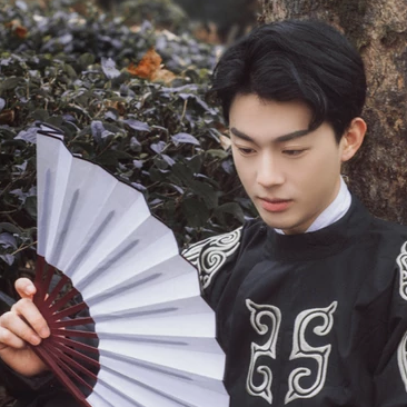 瀟灑帥氣男生帶折扇頭像，唯美古風(fēng)真人頭像