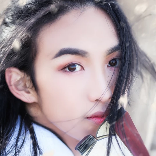 雪飄帶折扇白衣男生頭像，唯美古風(fēng)真人頭像