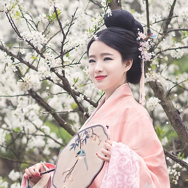 花林粉衣帶團扇女生頭像，唯美古風(fēng)真人頭像