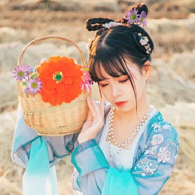 田園里提花籃女生頭像，唯美古風真人頭像