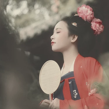 唐園帶團(tuán)扇女生頭像，唯美古風(fēng)真人頭像