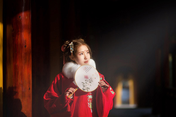 冬日暖陽伊人紅襖古風(fēng)頭像，甜美可愛真人女生