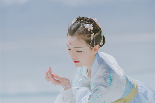 冰靈純凈藍(lán)衣漢服女子頭像，可愛女生古風(fēng)真人