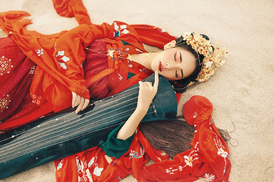 大漠黃沙嫁衣紅裳女子頭像，古風(fēng)艷麗真人頭像