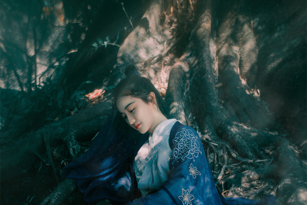 瀟灑肆意古風(fēng)飲酒女子頭像，好看的真人頭像