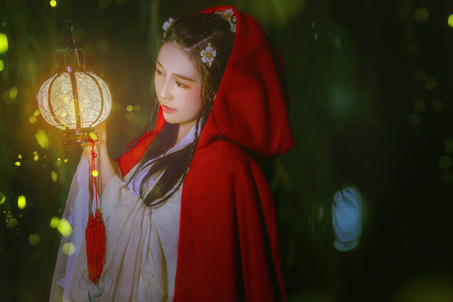 夜深庭間女子古風(fēng)頭像大全，紅斗篷美人qq頭像