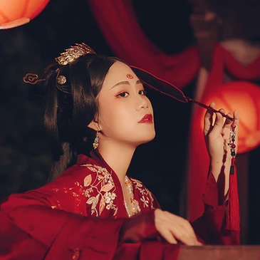 紅衣帶團(tuán)扇女生頭像，唯美古風(fēng)真人頭像