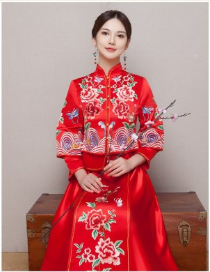 牡丹花刺繡新娘結(jié)婚禮服，波浪紋邊中式禮服