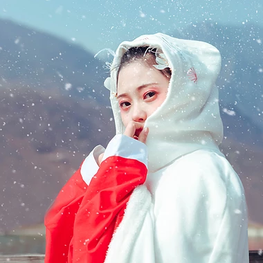 雪花飄落白披風(fēng)女生頭像，唯美古風(fēng)真人頭像