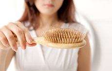 產后脫發(fā)嚴重怎么辦 產后脫發(fā)原因及治療小偏方